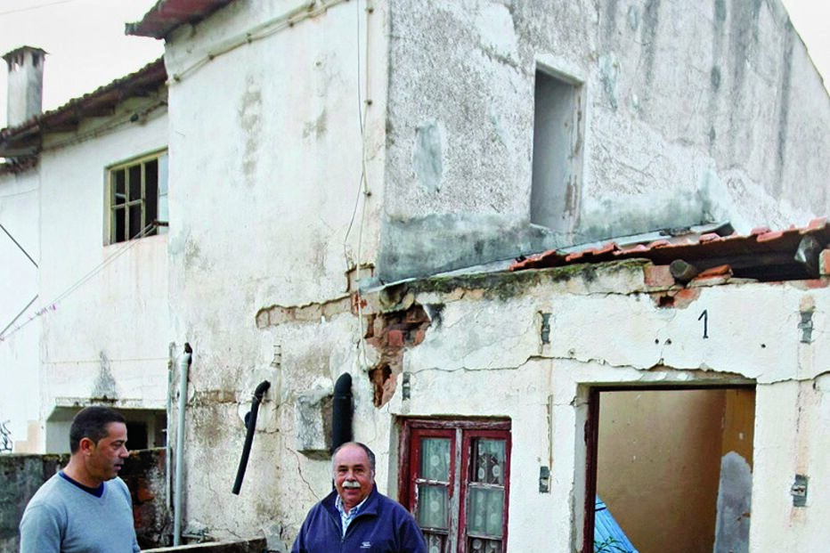 Lixo acumulado e ratos estão a desesperar os moradores 