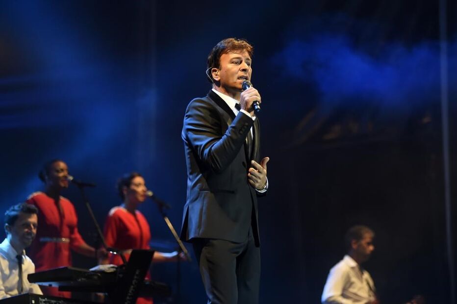 Tony Carreira, embaixada, música