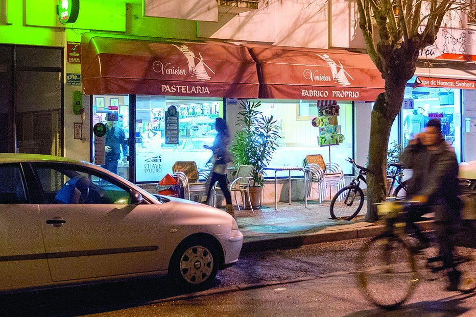 Café com castigo por jovens a jogar 