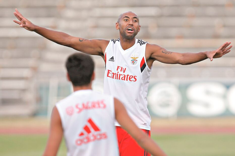 Benfica procura defesa-central 