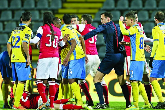 jogo polémico fica empatado  