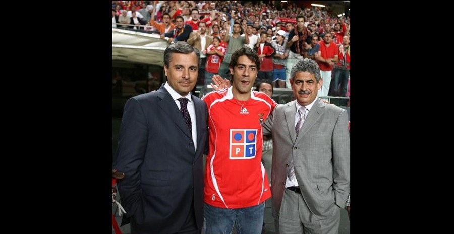 Empresário ao lado de Luís Filipe Vieira durante a apresentação de Rui Costa no Estádio da Luz (2007)