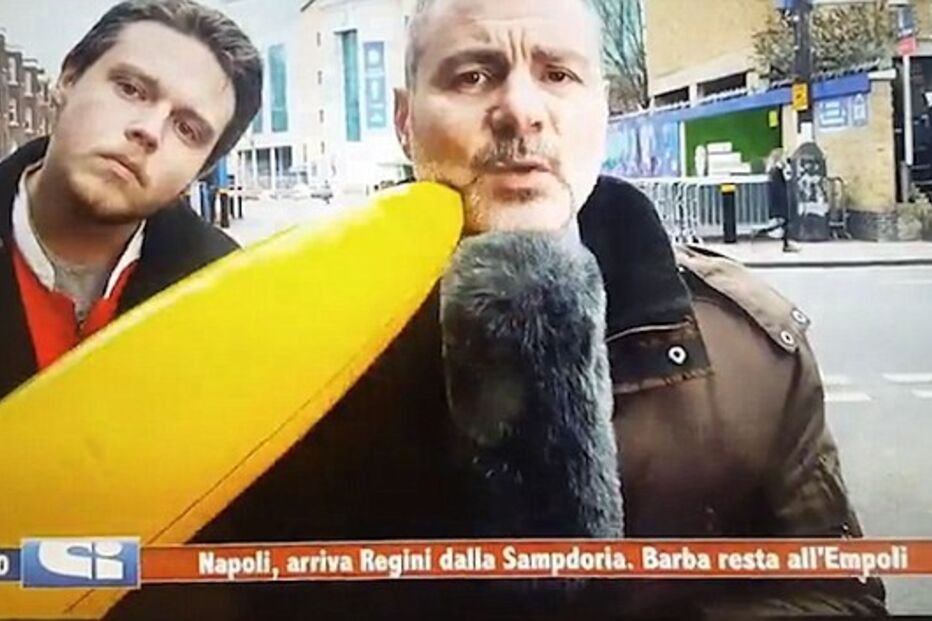 Everton, Reino Unido, banana insuflável, repórter, insólito