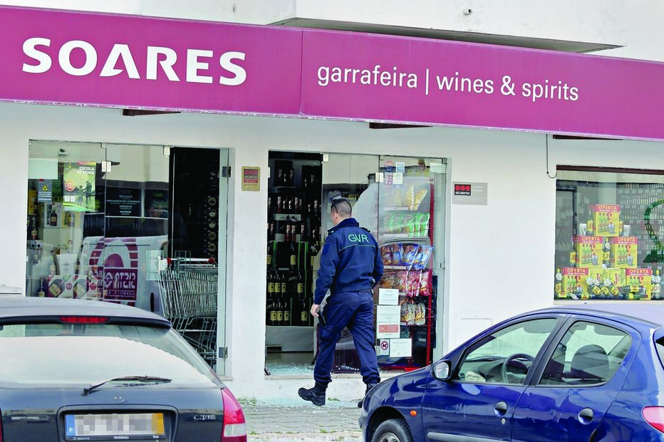 Soares, São João, Albufeira, GNR, assalto, Albufeira, garrafeira, tabaco