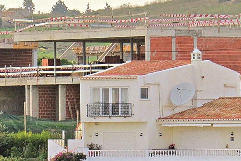 moradia, falésia, Reserva Ecológica Nacional, Parque Natural do Sudoeste Alentejano, Costa Vicentina, Comissão de Coordenação e Desenvolvimento Regional, CCDR, Câmara de Vila do Bispo, Agência Portuguesa do Ambiente, Adelino Soares, Vidal Marreiros