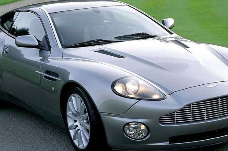 Cristiano Ronaldo, carros, automóveis, Aston Martin, Bentley Amage, Audi R8 Spyder, Audi Q7 TDI, Bentley Continental GTC, BMW X5 4.8, Bugatti Veyron, Ferrari F430, RR Fornasari, Lamborghini Aventador, McLaren, Maserati Grancabrio, Mercedes SLS AMG2, Porsche 911 Turbo, Porsche Cayenne Turbo, Porsche Panamera, Rolls-Royce Phanton