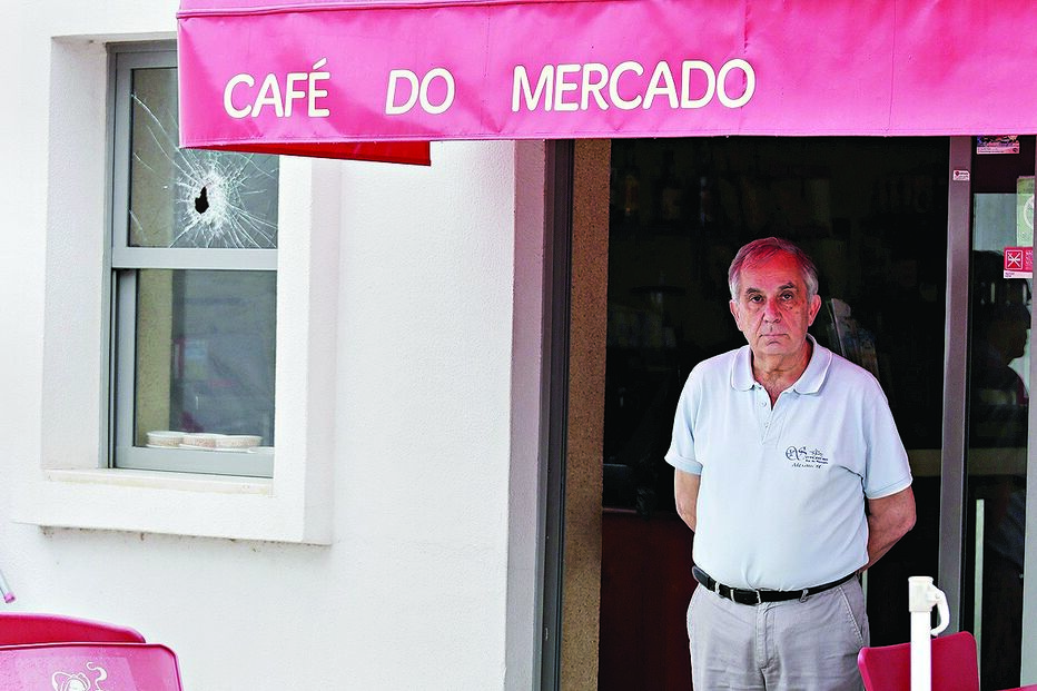 Assaltam café para levar bebida 