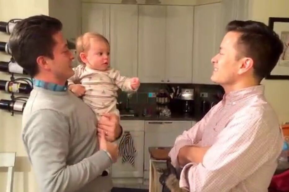 gémeo, bebé, insólito, confusão, vídeo, divertido