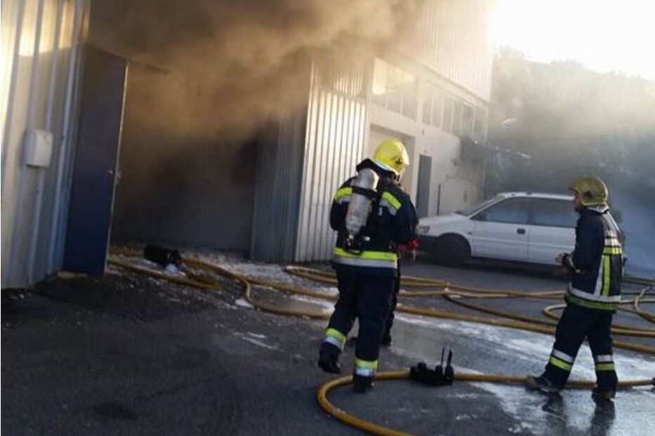oficina, BMW, chamas, automóveis, incêndio, prejuízos