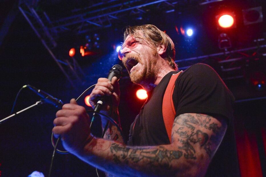 Jesse Hughes, Eagles of Death Metal, Bataclan, massacres, atentados, Paris, armamento, distúrbios, guerras e conflitos, política