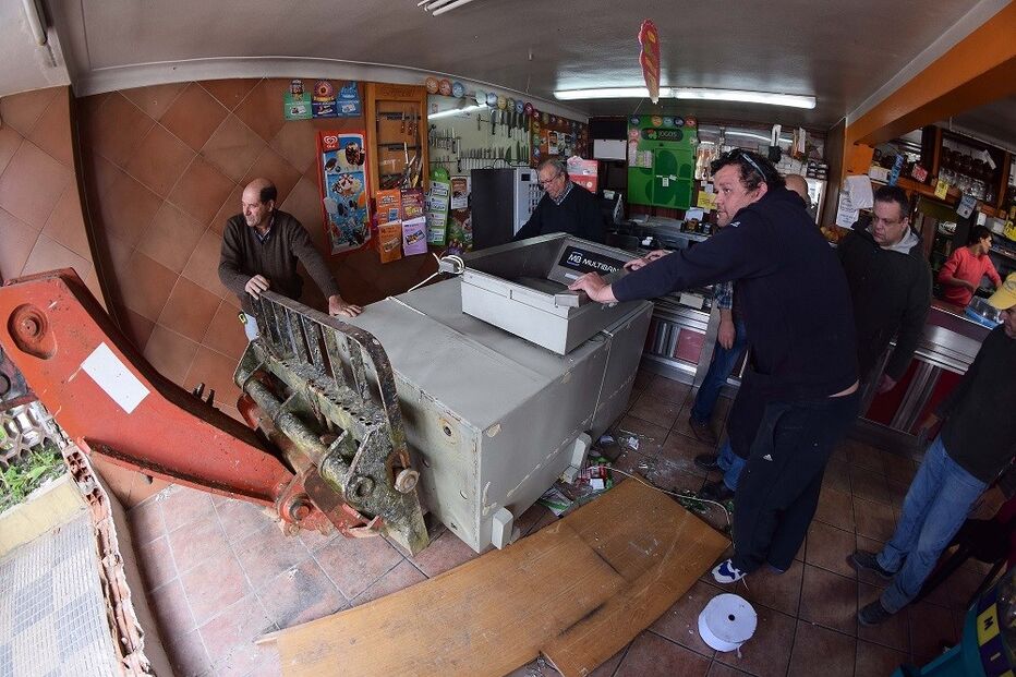 arma, café, explodem, encapuzados, armados, dinheiro, multibanco, Venda das Raparigas, na Benedita, Alcobaça