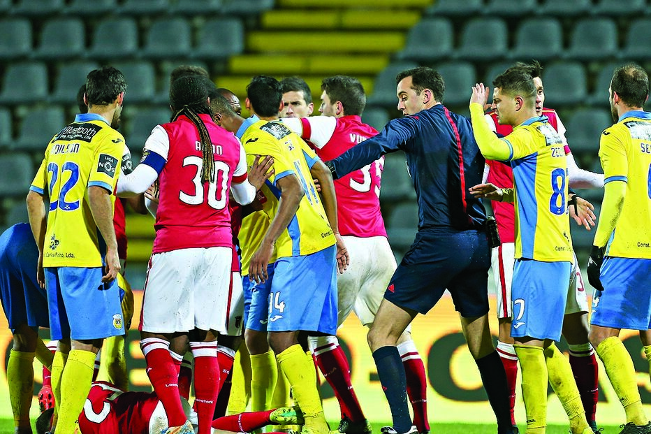 jogo polémico fica empatado  