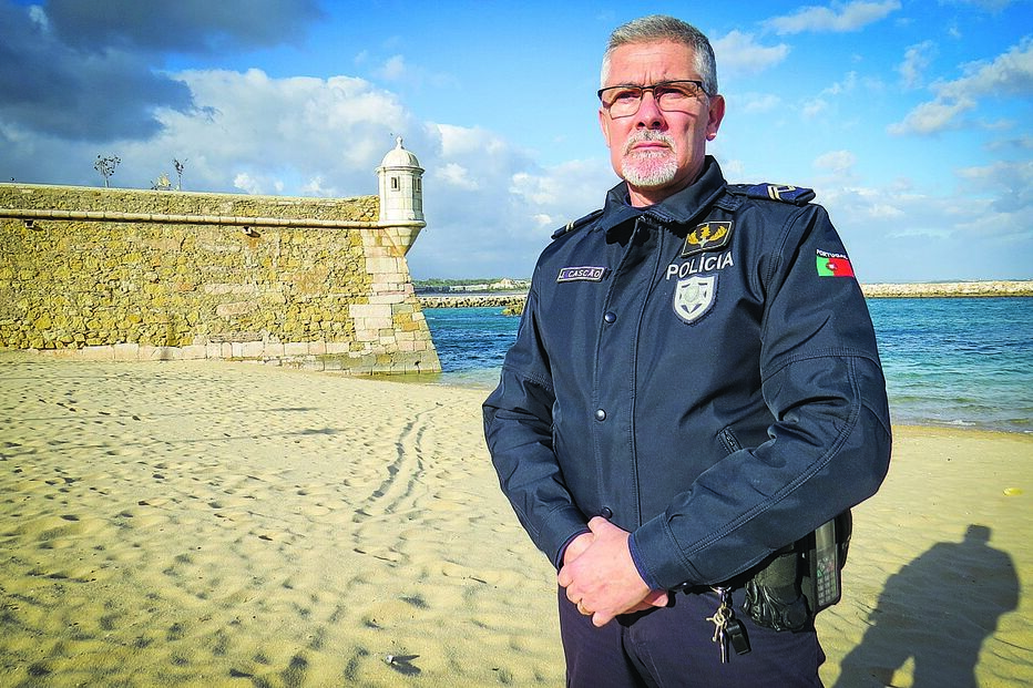 Polícia salva mulher dentro de água gelada 