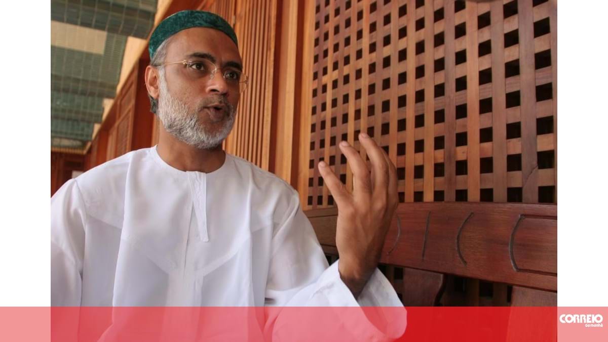 Num gesto muito raro, Papa demite bispo conservador norte