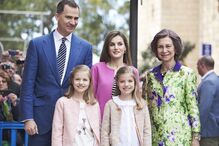 reis, rei, Felipe VI, Letizia, rainha, Leonor, Sofia, princesa, infanta, monarquia, realeza, Missa, Páscoa, meninas, crianças, casal, família, Espanha