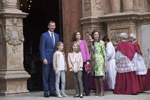 reis, rei, Felipe VI, Letizia, rainha, Leonor, Sofia, princesa, infanta, monarquia, realeza, Missa, Páscoa, meninas, crianças, casal, família, Espanha