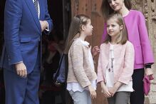 reis, rei, Felipe VI, Letizia, rainha, Leonor, Sofia, princesa, infanta, monarquia, realeza, Missa, Páscoa, meninas, crianças, casal, família, Espanha