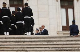 Marcelo acompanhado por Ferro Rodrigues durante a revista às tropas em parada na entrada principal da Assembleia