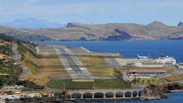 Passageiro invade pista do aeroporto da Madeira por estar atrasado para voo