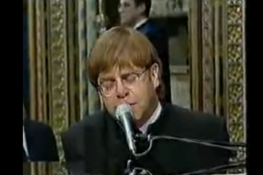 Elton John canta 'Candle In The Wind' no funeral da princesa Diana (1997)