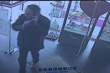 Valdemar Castro, conhecido como o 'burlão das notas de 50', apanhado pelas câmaras de videovigilância de um café em Paços de Brandão, Santa Maria da Feira