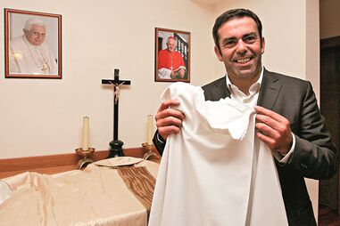 Padre desvia fortunas para Porsche e férias 