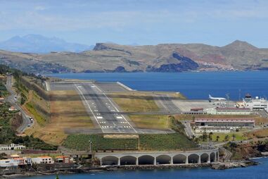 Passageiro invade pista do aeroporto da Madeira por estar atrasado para voo