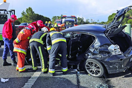 Menino vê morte de pai e avó em choque na A1