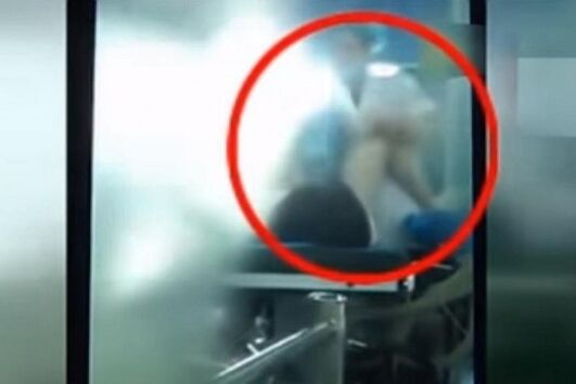 Médico apanhado a agredir paciente