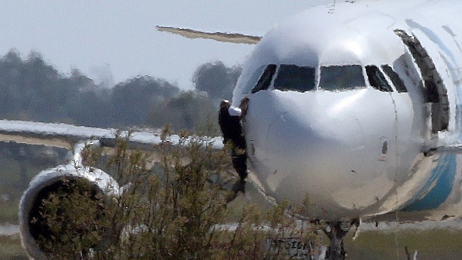 Avião da companhia EgyptAir que foi desviado