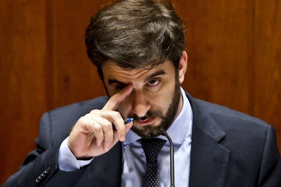 trava, manuais, governo, Ministério da Educação,  Alexandra Leitão, escola, alunos, educação,Tiago Brandão Rodrigues 