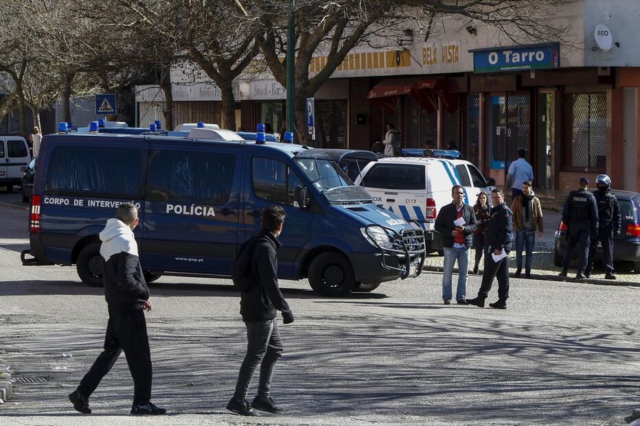 Almada, mega operação, polícia, autoridades, viaturas