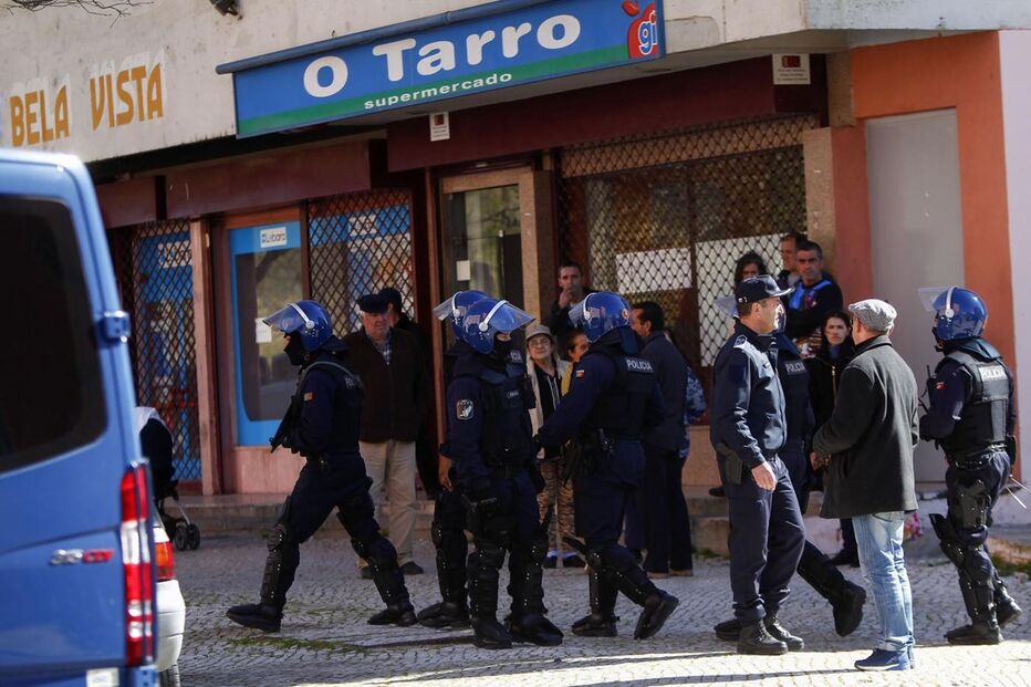 Almada, mega operação, polícia, autoridades, viaturas