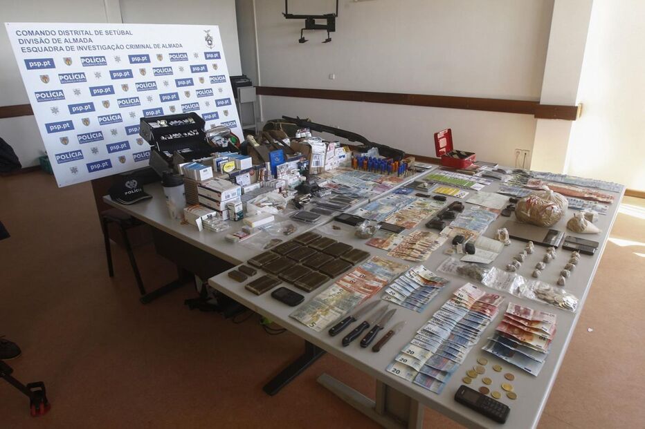 Almada, mega operação, polícia, autoridades, viaturas