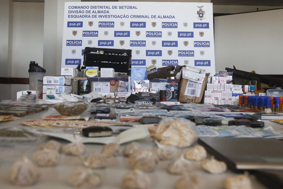 Almada, mega operação, polícia, autoridades, viaturas