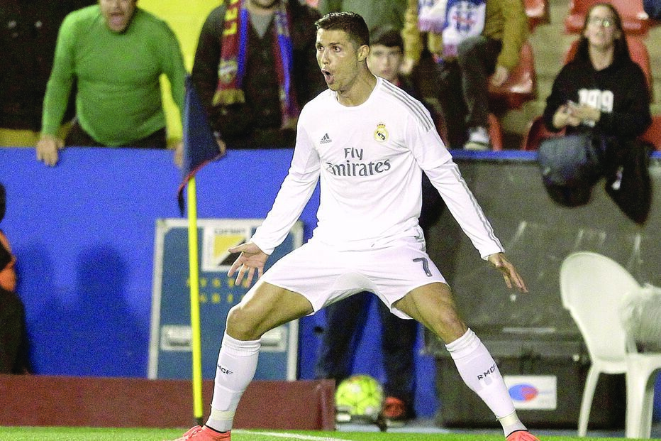 ronaldo marca  e faz assistência  