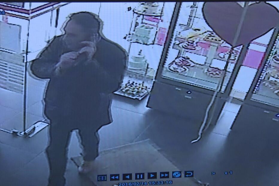 Valdemar Castro, conhecido como o 'burlão das notas de 50', apanhado pelas câmaras de videovigilância de um café em Paços de Brandão, Santa Maria da Feira