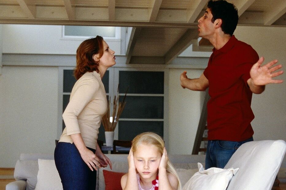 médico, bate, mulher, filha, pensão, condenado, armas, sogra, dermatologista, Lisboa