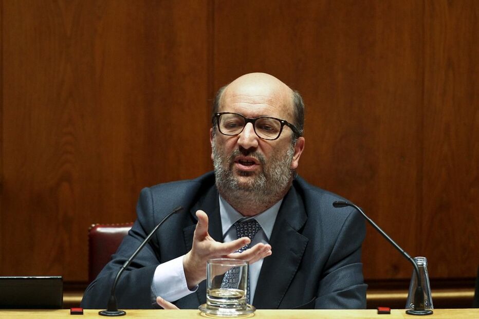 Ministério do Ambiente, João Matos Fernandes, Federação Portuguesa do Táxi, Associação Nacional dos Transportadores Rodoviários, medidas, economia, negócios e finanças