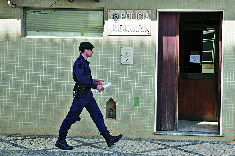 Pede custódia e abusa de duas filhas menores 