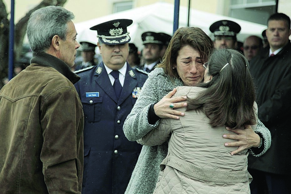 Ministra chora abraçada   a pais de polícia assassinado 