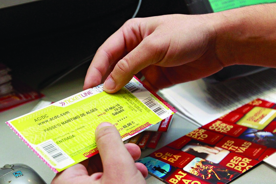 Presos a vender bilhetes de AC/DC 