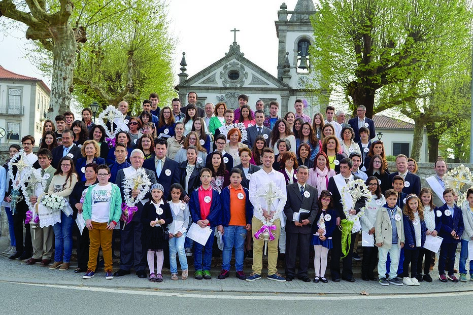 Voluntários substituem padre na visita do compasso pascal