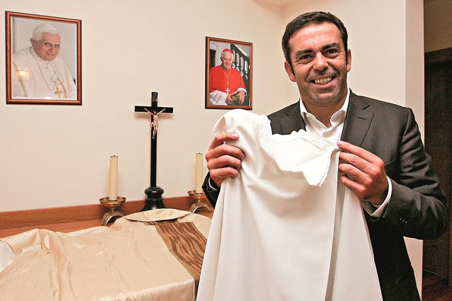 Padre desvia fortunas para Porsche e férias 