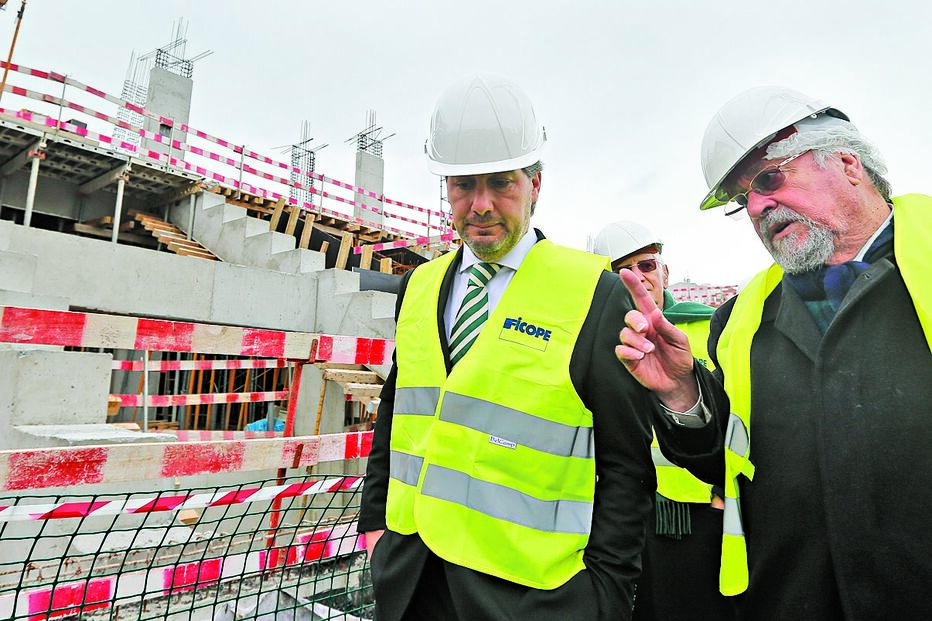 Líder dos leões contra todos