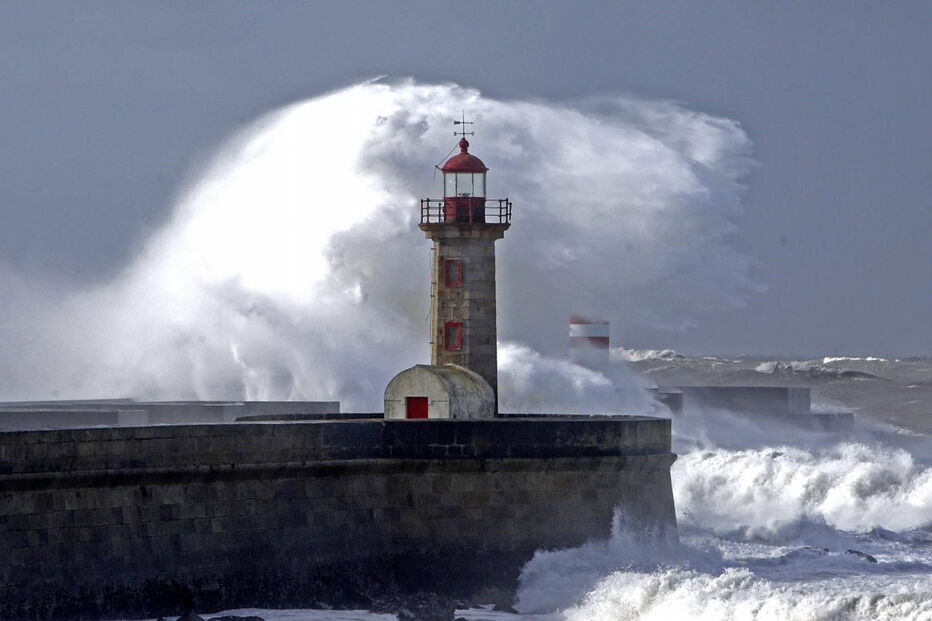 mar agitado, farol da Foz, Porto