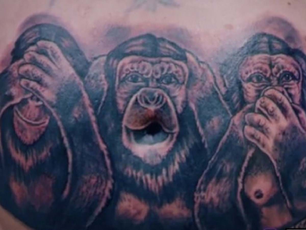 Татуировка обезьяна на животе