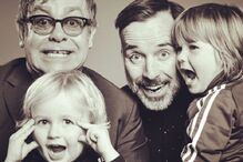 Elton John com o marido e os filhos