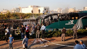 Bomba em autocarro provoca 21 feridos