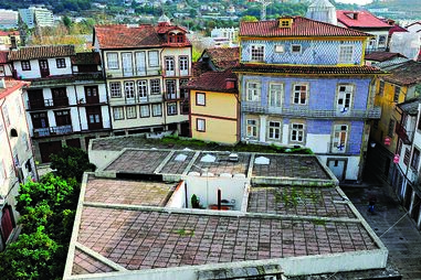 Guimarães cria uma praça  no lugar da "casa dos pobres" 